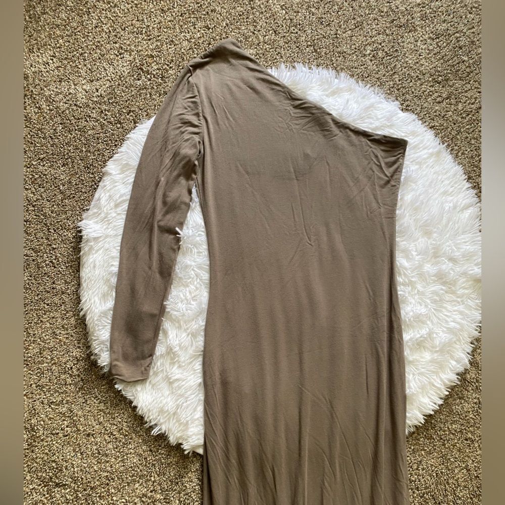 AQAQ Yoko Maxi Dress One Sleeve Long Light Brown High Slit Womens Size 8 Stretch - Picture 6 of 9